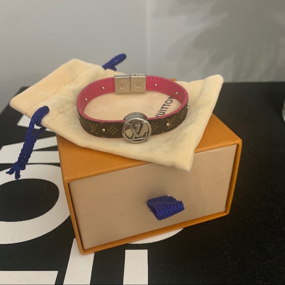 ❤️ SOLD ❤️ Louis Vuitton Circle reversible bracelet